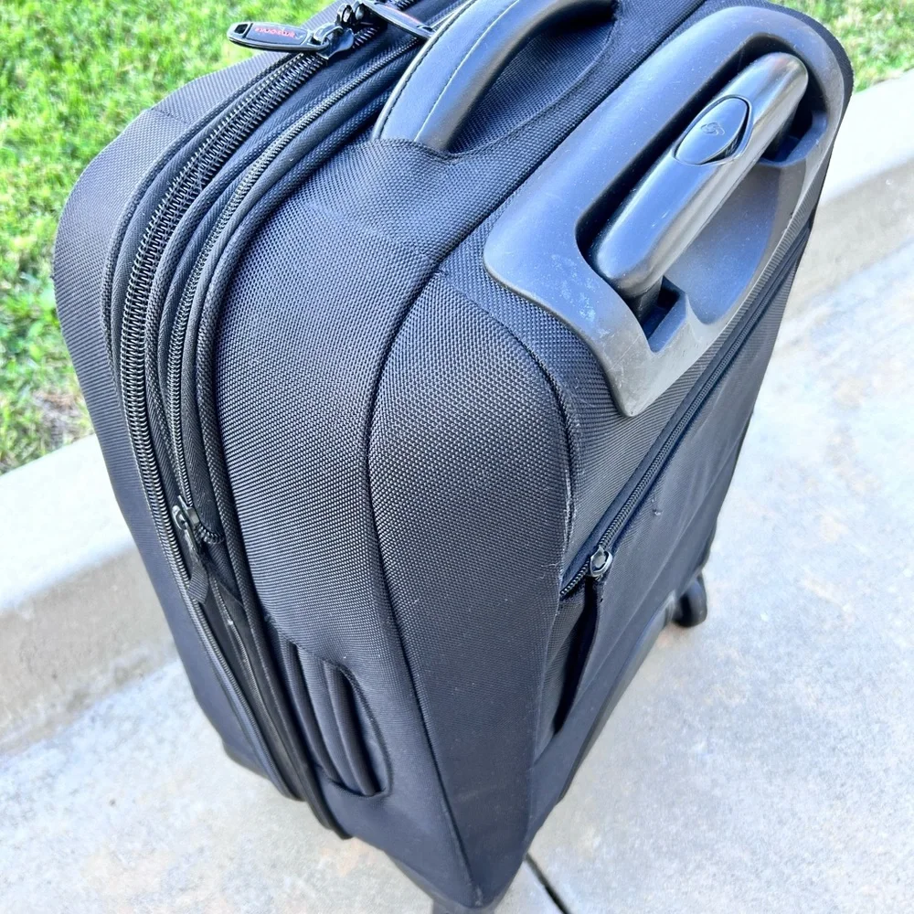 Samsonite - Black Spinner Carry-on